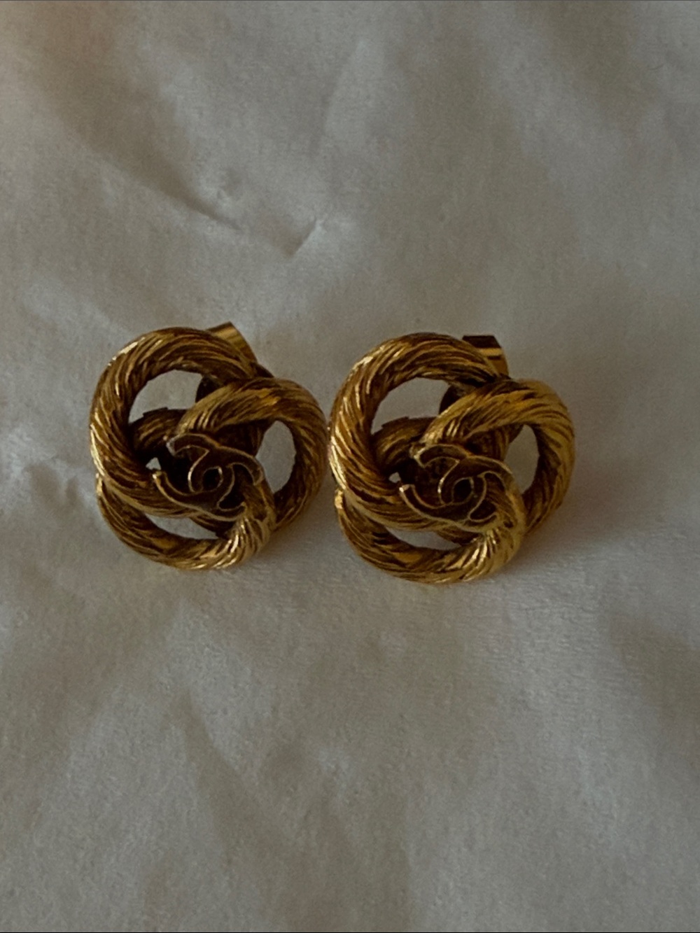 Chanel vintage Gold-Tone Twisted Knot pierced Earrings